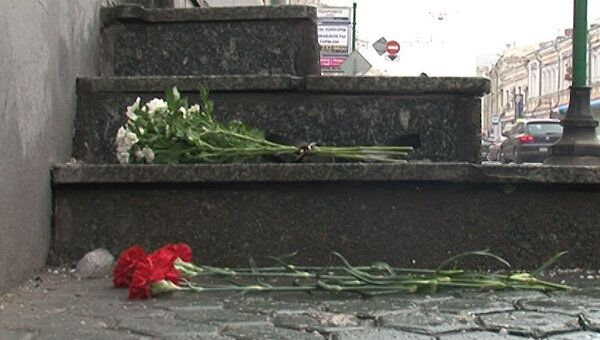 Москвичи несут цветы к посольству Белоруссии в память о казненных за теракт Москвичи несут цветы к посольству Белоруссии в память о казненных за теракт