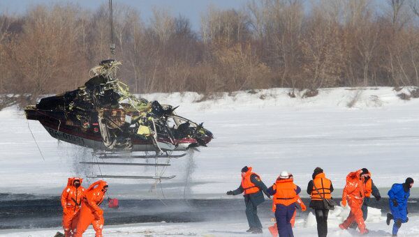 Подъем вертолета, упавшего в Волгу в Нижнем Новгороде Подъем вертолета, упавшего в Волгу в Нижнем Новгороде