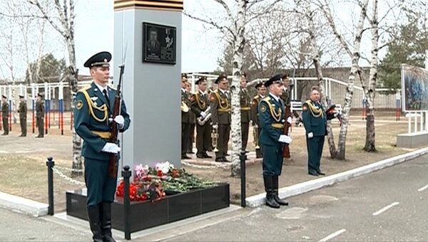 Памятник в честь майора Солнечникова открыли под оружейные залпы Памятник в честь майора Солнечникова открыли под оружейные залпы