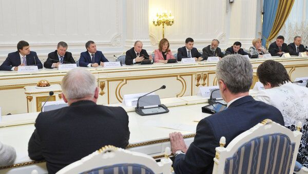 Премьер-министр В.Путин провел встречу с активом партии Единая Россия Премьер-министр В.Путин провел встречу с активом партии Единая Россия