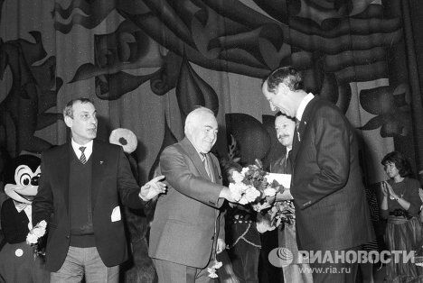 Советский режиссер-мультипликатор Федор Хитрук и вице-президент компании Уолт Дисней компани Рой Дисней Советский режиссер-мультипликатор Федор Хитрук и вице-президент компании Уолт Дисней компани Рой Дисней