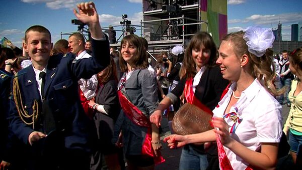 Мыльные пузыри и танцы, или Как прошел Последний звонок в Москве Мыльные пузыри и танцы, или Как прошел Последний звонок в Москве