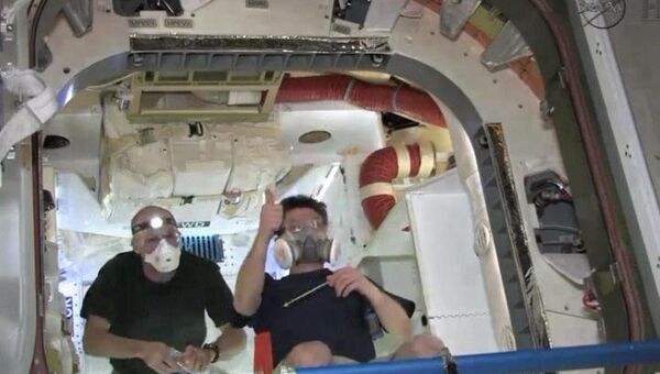 Астронавты открывают люки частного космического корабля Dragon Астронавты открывают люки частного космического корабля Dragon