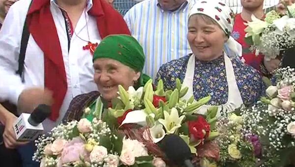 Бурановская Пугачева рассмешила поклонников в аэропорту Москвы Бурановская Пугачева рассмешила поклонников в аэропорту Москвы