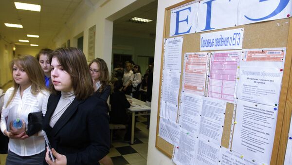 Учащиеся школы направляются в класс для сдачи единого государственного экзамена Учащиеся школы направляются в класс для сдачи единого государственного экзамена