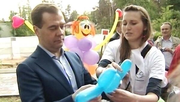 Медведев сделал голубую собачку из воздушного шарика Медведев сделал голубую собачку из воздушного шарика