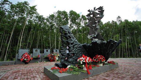 Мемориал памяти жертв крушения самолета Ту-134 под Петрозаводском. Архивное фото Мемориал памяти жертв крушения самолета Ту-134 под Петрозаводском. Архивное фото