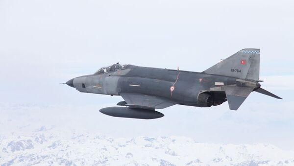 Самолет F-4 ВВС Турции. Архивное фото Самолет F-4 ВВС Турции. Архивное фото