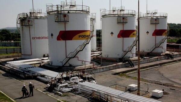 Работа базы нефтепродуктов компани Роснефть. Архивное фото Работа базы нефтепродуктов компани Роснефть. Архивное фото