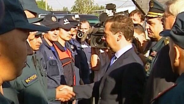 Медведев пожал руки томским пожарным, спасшим людей от огня в лесу Медведев пожал руки томским пожарным, спасшим людей от огня в лесу