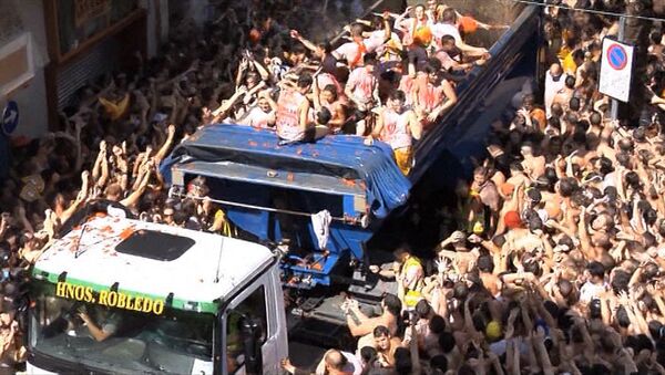 Тысячи людей бросали друг в друга помидорами на празднике La Tomatina Тысячи людей бросали друг в друга помидорами на празднике La Tomatina