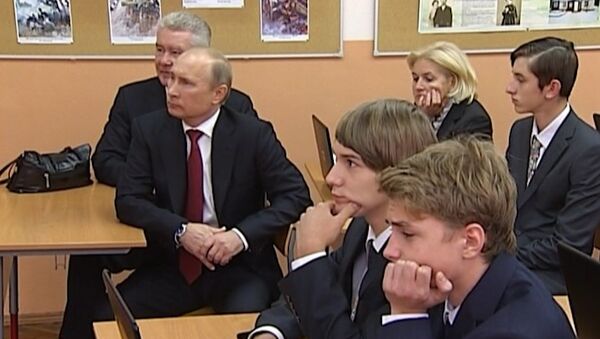 Путин с Собяниным сели за парту московской школы в День знаний Путин с Собяниным сели за парту московской школы в День знаний