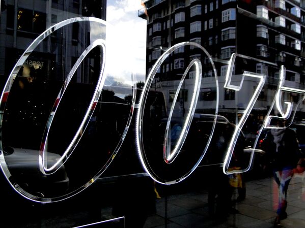 Лондон отмечает 50-летие бондианы: городские витрины в стиле 007 Лондон отмечает 50-летие бондианы: городские витрины в стиле 007