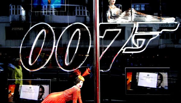 Лондон отмечает 50-летие бондианы: городские витрины в стиле 007 Лондон отмечает 50-летие бондианы: городские витрины в стиле 007