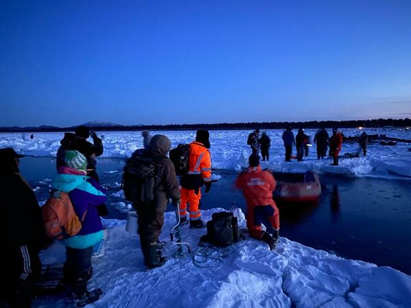 На Сахалине в Заливе Мордвинова с оторвавшейся льдины эвакуировали более 250 рыбаков из 600. 28 января 2020 На Сахалине в Заливе Мордвинова с оторвавшейся льдины эвакуировали более 250 рыбаков из 600. 28 января 2020
