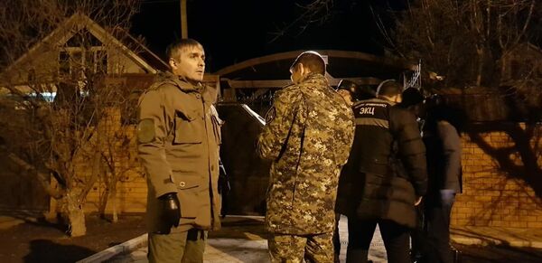 Сотрудники правоохранительных органов на месте убийства депутата Законодательного собрания Ростовской области и его супруги Сотрудники правоохранительных органов на месте убийства депутата Законодательного собрания Ростовской области и его супруги