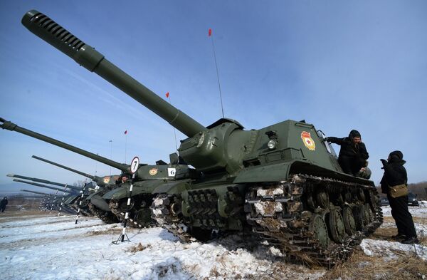 Тяжёлая советская самоходно-артиллерийская установка (САУ) СУ-152 во время показательного выезда на Центральной базе хранения бронетанковой техники Восточного военного округа в Приморском крае Тяжёлая советская самоходно-артиллерийская установка (САУ) СУ-152 во время показательного выезда на Центральной базе хранения бронетанковой техники Восточного военного округа в Приморском крае