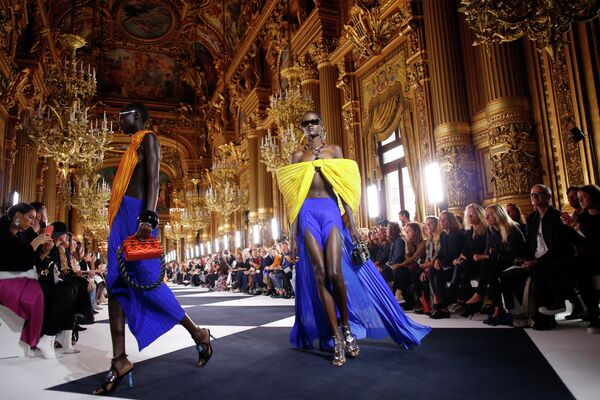 Модели во время показа Balmain на Неделе моды в Париже. 27 сентября 2019 Модели во время показа Balmain на Неделе моды в Париже. 27 сентября 2019