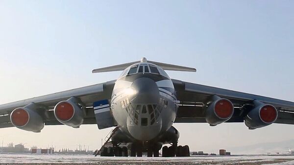 Самолет ВКС России Ил-76 МД перед вылетом из международного аэропорта Байкал в Улан-Удэ в Китай для эвакуации российских граждан из провинции Хубэй Самолет ВКС России Ил-76 МД перед вылетом из международного аэропорта Байкал в Улан-Удэ в Китай для эвакуации российских граждан из провинции Хубэй