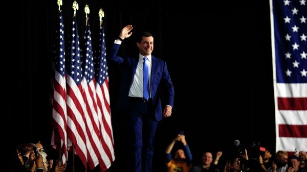 Кандидат от Демократической партии на пост Президента США на выборах 2020 года Пит Буттиджич приветствует своих сторонников в штате Айова Кандидат от Демократической партии на пост Президента США на выборах 2020 года Пит Буттиджич приветствует своих сторонников в штате Айова