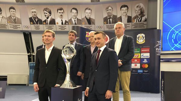 Александр Алаев (справа на первом плане)