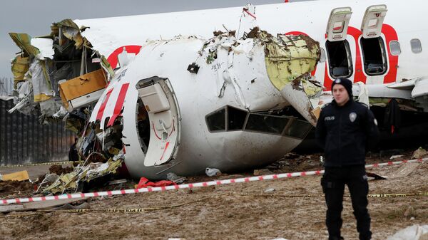 Самолет Boeing-737 авиакомпании Pegasus после жесткой посадки в Международном аэропорту имени Сабихи Гекчен в Стамбуле Самолет Boeing-737 авиакомпании Pegasus после жесткой посадки в Международном аэропорту имени Сабихи Гекчен в Стамбуле