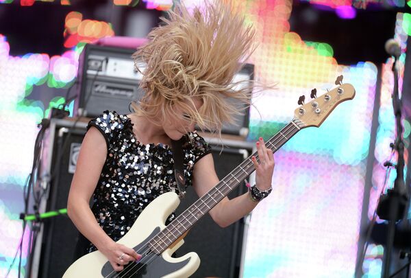 Вокалистка британской рок-группы The Subways Шарлотта Купер выступает на музыкальном фестивале Кубана-2013 Вокалистка британской рок-группы The Subways Шарлотта Купер выступает на музыкальном фестивале Кубана-2013