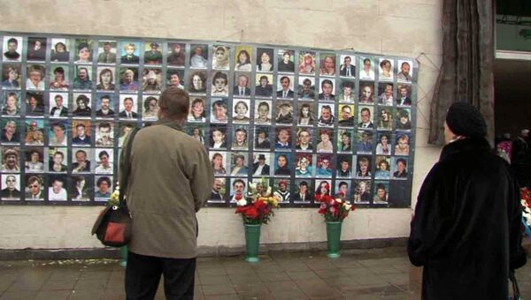 Москвичи возложили цветы к фотографиям погибших на Норд-Осте Москвичи возложили цветы к фотографиям погибших на Норд-Осте