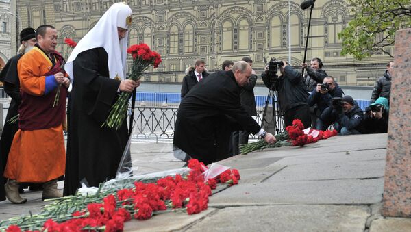 В.Путин возложил цветы к памятнику К.Минину и Д.Пожарскому В.Путин возложил цветы к памятнику К.Минину и Д.Пожарскому
