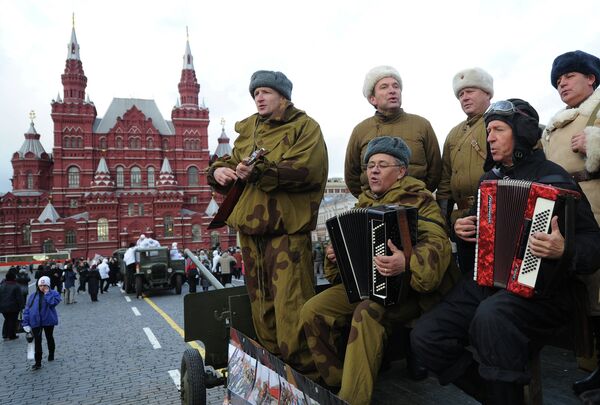 На Красной площади после окончания торжественного марша, посвященного 71-й годовщине Парада 1941 года На Красной площади после окончания торжественного марша, посвященного 71-й годовщине Парада 1941 года