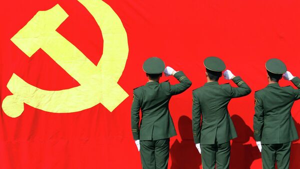 Военизированные полицейские отдают честь флагу Коммунистической партии Китая Военизированные полицейские отдают честь флагу Коммунистической партии Китая