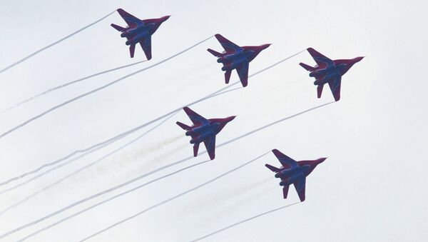 Полет авиационнuой группы Стрижи Полет авиационнuой группы Стрижи