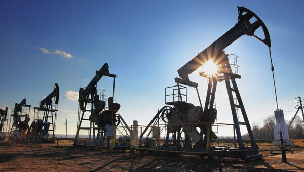 Добыча нефти. Архивное фото Добыча нефти. Архивное фото