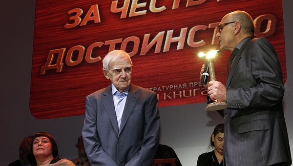 Писатель, автор романа Мой лейтенант Даниил Гранин (слева) и президент Российской государственной библиотеки Виктор Федоров Писатель, автор романа Мой лейтенант Даниил Гранин (слева) и президент Российской государственной библиотеки Виктор Федоров