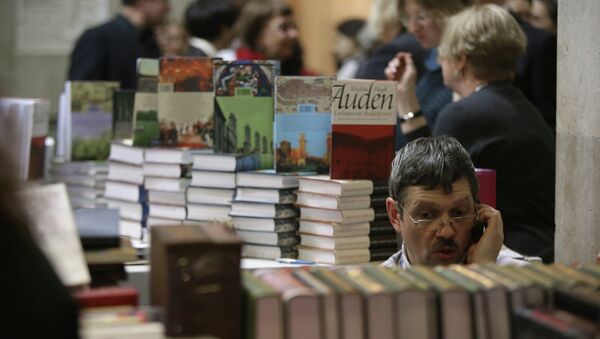 Посетители ярмарки интеллектуальной литературы Non/Fiction №14 в Центральном Доме художника в Москве Посетители ярмарки интеллектуальной литературы Non/Fiction №14 в Центральном Доме художника в Москве