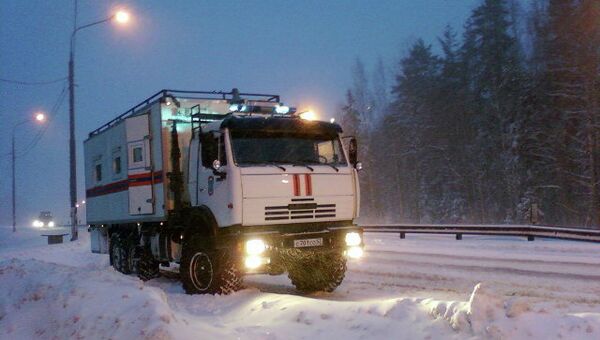Движение по трассе М10 под Тверью было парализовано из-за обильных снегопадов Движение по трассе М10 под Тверью было парализовано из-за обильных снегопадов