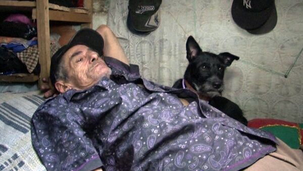 Мужчина с семьей живет в канализации и мечтает об отпуске на Карибах Мужчина с семьей живет в канализации и мечтает об отпуске на Карибах