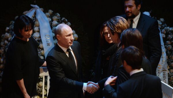 Президент России Владимир Путин во время церемонии прощания с оперной певицей Галиной Вишневской Президент России Владимир Путин во время церемонии прощания с оперной певицей Галиной Вишневской