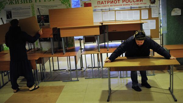 Разбор баррикад в фойе Российского государственного торгово-экономического университета в Москве Разбор баррикад в фойе Российского государственного торгово-экономического университета в Москве