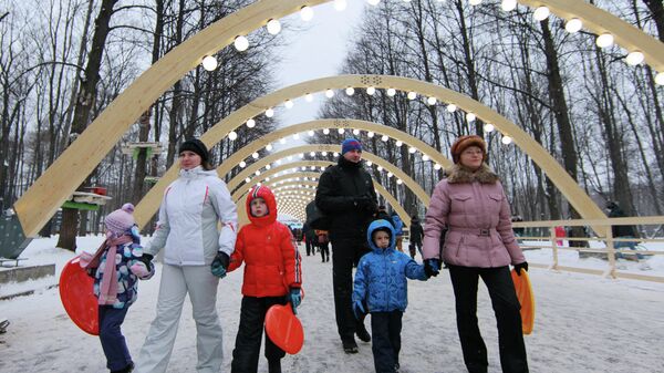 Зимний отдых горожан в парке Сокольники Зимний отдых горожан в парке Сокольники