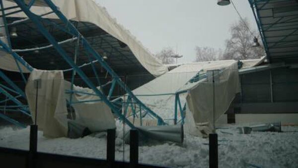 Тент над катком ледового дворца обрушился в Брянске Тент над катком ледового дворца обрушился в Брянске