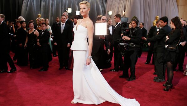 Шарлиз Терон в платье Christian Dior на 85-й церемонии вручения премии Оскар Шарлиз Терон в платье Christian Dior на 85-й церемонии вручения премии Оскар