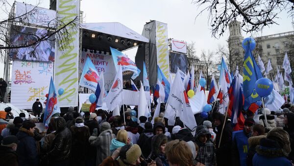 Участники шествия В защиту детей на митинге в Новопушкинском сквере в Москве Участники шествия В защиту детей на митинге в Новопушкинском сквере в Москве
