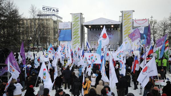 Участники шествия В защиту детей на митинге в Новопушкинском сквере в Москве Участники шествия В защиту детей на митинге в Новопушкинском сквере в Москве