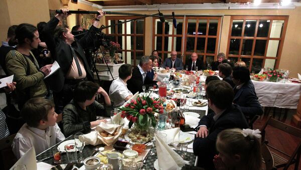 В.Путин поздравил семью Михалковых со 100-летием С.Михалкова В.Путин поздравил семью Михалковых со 100-летием С.Михалкова