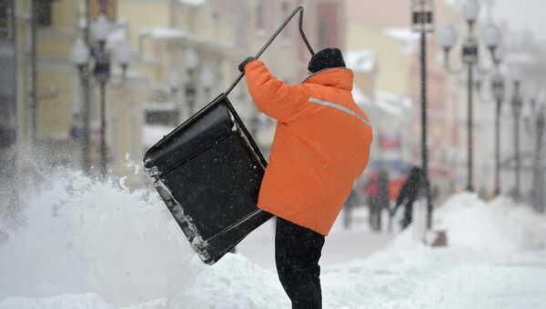 Работники коммунальных служб убирают снег после снегопада в Москве Работники коммунальных служб убирают снег после снегопада в Москве