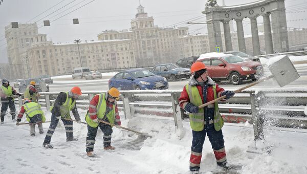 Уборка снега в Москве. Архивное фото Уборка снега в Москве. Архивное фото