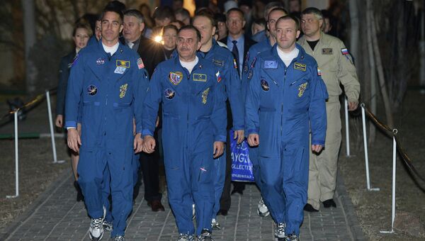 Члены экипажа пилотируемого корабля Союз-ТМА-08М на космодроме Байконур, архивное фото Члены экипажа пилотируемого корабля Союз-ТМА-08М на космодроме Байконур, архивное фото