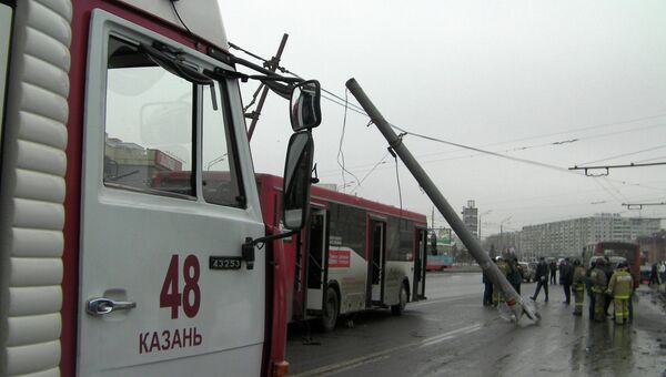 Маршрутный автобус въехал в опору освещения Маршрутный автобус въехал в опору освещения