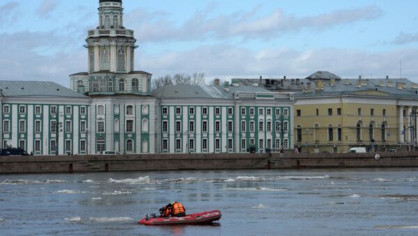 Сотрудники МЧС обследуют в акватории Невы место затопления буксира РБТ-300 Сотрудники МЧС обследуют в акватории Невы место затопления буксира РБТ-300